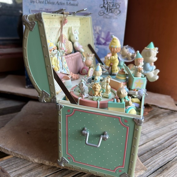 Precious Moments Toy Chest Music Box Pink New in Box - Picture 9 of 16